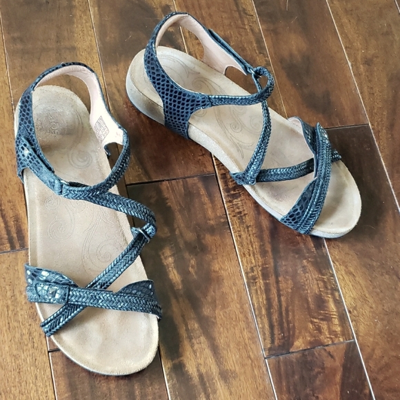 TAOS ZIGGIE HOOK &LOOP LEATHER SANDALS SZ 10-10.5 black - Picture 1 of 12